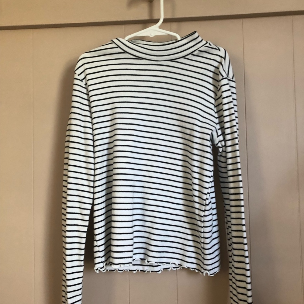 ♥︎ Forever 21 ☞︎ Turtle Neck with Letuce Ends ♥︎